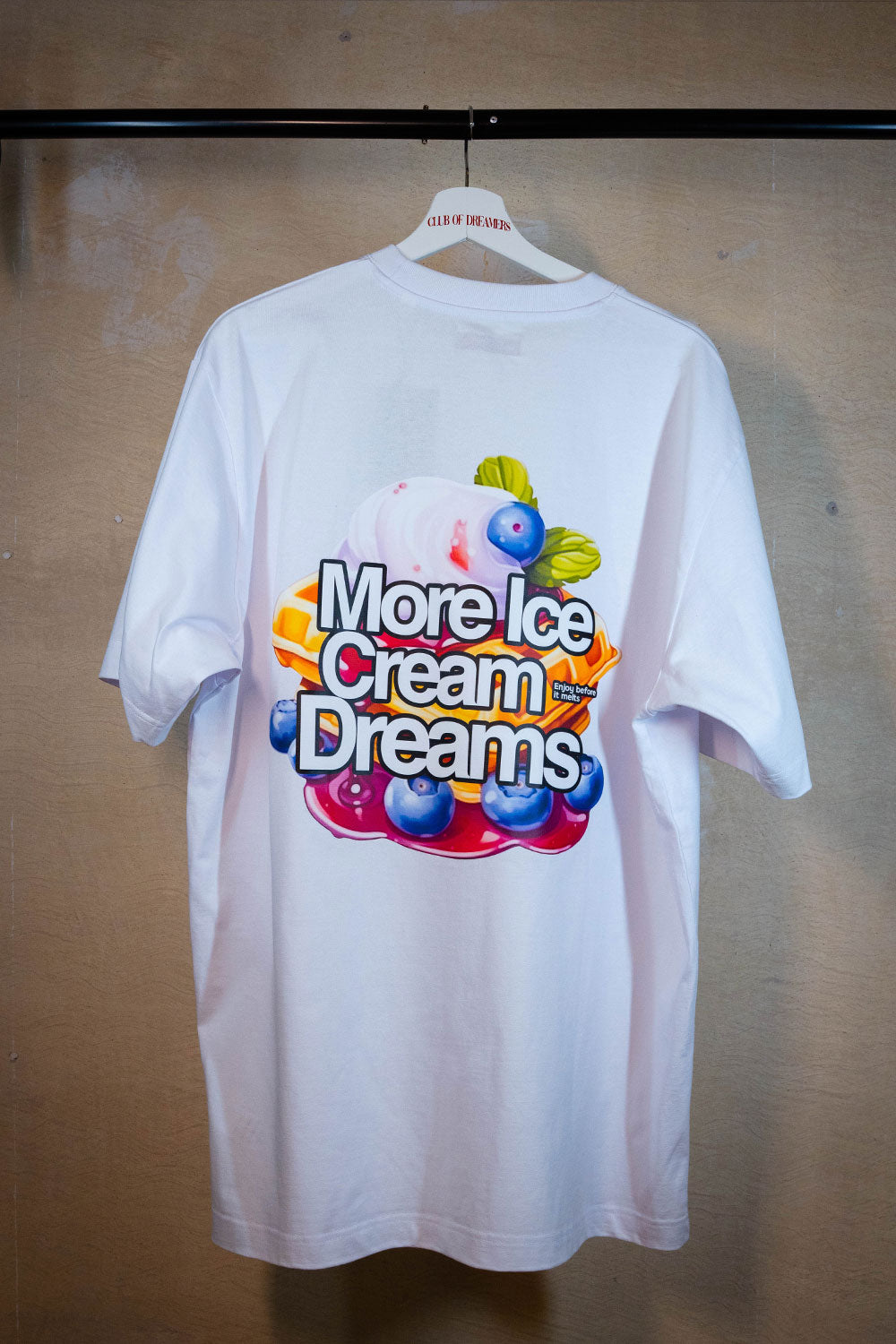 Streetwear Brand Oversize T-Shirt Damen Herren Weiß White Luxus Bio Baumwolle Schrift Rücken Print Unisex Blueberry Dreams Club of Dreamers Marke Beste