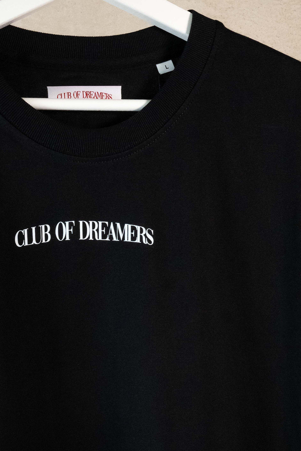 Streetwear Brand Oversize T-Shirt Damen Herren Schwarz Black Luxus Bio Baumwolle Schrift Front Brust Print Unisex Tee Club of Dreamers Marke Beste close-up